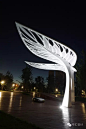 “夏日阳光”：位于海滨路城市展示中心南，5组雕塑分别高约8米、6米、5米，不锈钢制作。寓意：靓丽文明滨海新区和包容大气的业达新城像夏天的阳光一样炽热奔放。