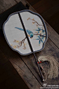 缂丝团扇，扇面仿宋代刺绣作品《竹梅鹦鹉图》。框子选用紫竹花型框。