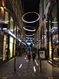 Pedestrian street lighting anneaux de led comme des auréoles et barettes lumineuses sur lesquelles sauter à pied joints!!