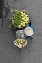 越南河内，赶早市的自行车商贩。|  摄影师Loes Heerink 