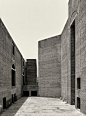 艾哈迈德巴德印度管理学院 Indian Institute of Management Ahmedabad by 路易斯·康 Louis I. Kahn - 灵感日报 : 去掉了色彩却看到了更多……这组由摄影师Cemal Emden拍摄的著名现代主义建筑大师路易斯·康（Louis I. Kahn）设计的艾哈迈德巴德印度管理学院 Indian Institute of Management建筑图片，以极强的表现力让我们领略到何为大师笔下的质感、比例与细节层次……