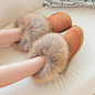 狐狸毛雪地靴，鞋子真的很漂亮，一层厚厚的蓬松的大毛毛靴领，让你感觉这个冬天都是暖暖的。