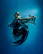 Zena Holloway是著名水下摄影师。她拍摄的水下摄影作品奇幻、神秘、唯美。拍摄对象宛若在水底翩翩起舞，好像比在陆地上更加自由自在。