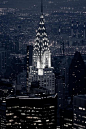 美国纽约市夜景，画面中心为纽约地标性建筑克莱斯勒大厦



