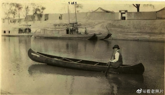 1930年代，西方妇女在北京的河流中划艇...