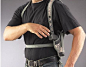 【Shoulder Holster ②】再补充一些背部和枪在腋下的照片，因为绝大部分人都是右撇子，所以不论双背带，还是单边背带的款式，枪在左边比较常见。绝大部分情况下带子是有弹性的，可以拉拽...比如图9（gif 略大）...没事干弹一下也挺有意思...