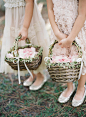 25个可爱的花童小花篮，传递甜蜜的幸福！+来自：婚礼时光——关注婚礼的一切，分享最美好的时光。#花童花篮#