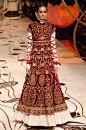 來自羅希特·巴爾設計的新娘服裝Rohit Bal India Bridal Fashion Week。