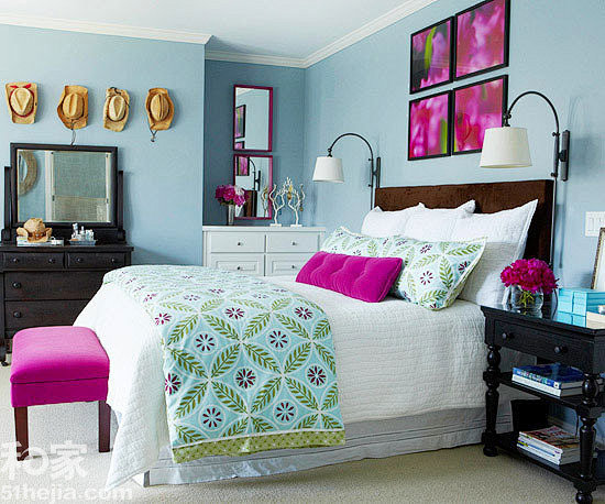 卧室的色调由两大方面构成，装修时墙面、地...