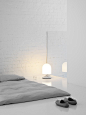 斯德哥尔摩设计工作室Note设计的Vinge台灯，其独特之处是设置在半球形灯罩与底座之间的叶片可围绕中轴180°旋转，以此来调节灯光的亮度，将光线的明暗变化与触感巧妙联系在一起，促进人与灯之间的互动。