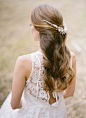 16种超有女人味的半盘发新娘发型+来自：婚礼时光——关注婚礼的一切，分享最美好的时光。#新娘发型# #半盘发# #头饰#