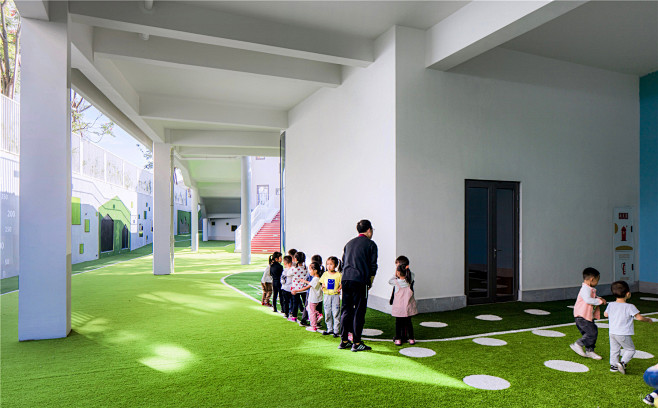 建筑灰空间被改造成为孩子的游乐园&nbs...