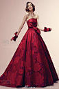 这是Alessandra Rinaudo 用色非常棒的一个系列，宝石红、石楠灰、香槟色、象牙白，总有一款是你想要的~~~~ 地址： OAlessandra Rinaudo 2014 婚纱系列 by 婚纱集