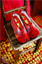 轻移莲步，那些精致而秀美的新娘绣花鞋+来自：婚礼时光——关注婚礼的一切，分享最美好的时光。#中式婚鞋#