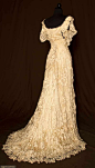 Crocheted Gown 1908, American. Beautiful.
完全可以想象得到，穿在以为优雅的Lady身上，当她缓缓的走来时的高贵~！