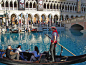 酒店以「威尼斯」水都為主題，酒店周圍內充滿威尼斯特色拱橋、小運河及石板路。讓您體驗威尼斯人浪漫狂放享受生活之異國風情。