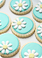 decorated daisy cookies