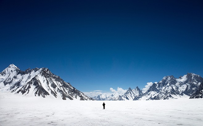 远景雪山雪地