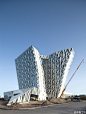 丹麦的3XN建筑事务所新作落成：位于哥本哈根的Bella Sky酒店。3XN作品形式感非常好。