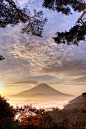 阳光迎来不断重复的同一个风景，同时也迎来了从不重复的新一天…… Location：富士山
