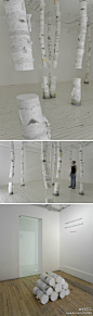 【装置艺术】Tree Trunks with Missing Gaps Inside Gallery Walls——蒙特利尔的艺术家Maude Léonard-Contant通过纸，水彩和发泡胶，模仿了自然的树木，但树木的中段被截去，此举旨在声明资源的枯竭。