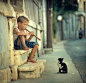 孤独的孩子和孤独的猫