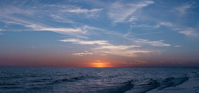 在日落期间平静的海面