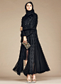 Dolce & Gabbana日前为中东伊斯兰国的贵妇们专门制作推出了全新“Abaya Collection”系列～遵从其国度和信仰的传统穿着习惯，虽然只是黑白两色的长袍包头，却在服装装饰和配饰上丝毫不丢失品牌惯有的华丽浮夸～