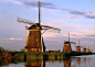 荷兰

     风车是低洼之地荷兰的象征。十六、七世纪，风车对荷兰的经济有着特别重大的意义。当时，各种原料，从各路水道运往商业强国荷兰，用风车加工。在鹿特丹和阿姆斯特丹，有很多风车的磨坊、锯木厂和造纸厂。随着荷兰人民大规模围海造陆工程，风车在这项艰巨的工程中发挥了巨大的作用。目前，荷兰大约有两千多架各式各样的风车。荷兰人很喜爱他们的风车，在民歌和谚语中常常赞美风车。风车的建筑物，总是尽量打扮得漂漂亮亮的。每逢盛大节日，风车上围上花环，悬挂着国旗和硬纸板做的太阳和星星。