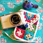 Red Haired Amazona: Mini Granny Square Camera Case - free crochet pattern by Louise Kendall. Great for those scraps of dk yarn you have lying around. ༺✿ƬⱤღ  http://www.pinterest.com/teretegui/✿༻