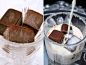 巧克力冰塊香草牛奶   <巧克力冰塊>：牛奶200ml、50ml水、不加糖的可可粉1湯匙、1茶匙糖、1湯匙速溶咖啡、70克黑巧克力（巧克力66％），把牛奶、水、糖、咖啡粉、可可粉倒入鍋中加熱用中火，攪拌均勻後，加入巧克力塊，巧克力融化後，煮五分鐘一邊攪拌，冷卻後，放入冰塊格裡冰凍。<香草牛奶>：600毫升牛奶、60克糖、1香草莢(或香草粉)，把牛奶糖香草，加入鍋中用中火，糖均勻融化後，冷卻後放入冰箱冷藏。要喝時先加入香草牛奶，依個人喜好加幾顆巧克力冰塊完成。做法原網址翻譯