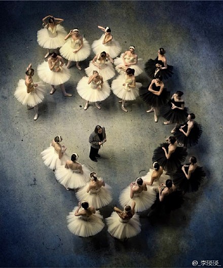 分享一组美得像画的芭蕾舞摄影作品via：...
