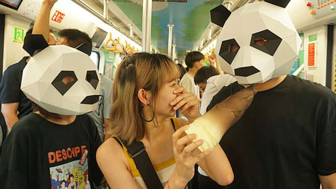 众安保险：一大波熊猫人占领成都地铁2号线...