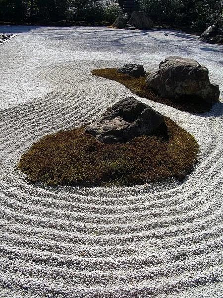日本枯山水景观做法有什么讲究吗？比如石头...