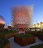既被誉为“当代达芬奇”的英国艺术家托马斯·赫斯维克（Thomas Heatherwick）凭借“种子圣殿”击败诸多知名建筑师赢得上海世博会（EXPO 2010）英国馆的设计权之后，今年米兰世博会的英国馆再度由艺术家操刀。