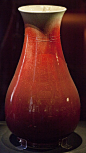 郎窑的最大成就，就是高温铜红釉的烧制，恢复了200多年前明代中期失传的高温铜红釉烧造技术。郎窑红是仿明宣德宝石红釉特征烧制，是名贵铜红釉中最鲜艳的一种，红色彩绚丽，红艳鲜明，具有强烈的玻璃光泽