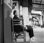 北京南南關電影院附近，靜坐在騎樓下的老人。

转自豆瓣-Hades-https://douban.com/people/iamway/