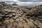 北爱尔兰的“巨人之路”（Giant’s Causeway）是一条由数万根大小均匀的玄武岩石柱聚集成的堤道。