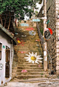 韩国首尔梨花村的阶梯小道，多部韩剧在这里取景，走在这么可爱的阶梯上，心情也会变得美美的吧！