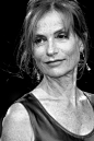 Isabelle Huppert (伊莎贝尔·于佩尔)-我们通常不会踏进精神病院，那里暴戾、妄想、歇斯底里，空气中弥漫着让人肾上腺素流淌愤怒基因的紧张气氛。精神病院就是这么一个于我们想象中，无比让人退缩的地方，一如王子在我们心中必定要骑白马多金又柔情一样，谁也不相信那些现实中的王子，很可能肚大腰圆矮个子，没有实权还不时搞搞婚外恋——我们固执地选择相信什么，又倔强地选择不相信什么，所以即便精神病院其实温和、整洁、清爽又自由，也不会有多少人真的愿意在礼拜天挎个小果篮，进去找找老朋友，叙旧，聊天。