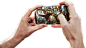 一个人用屏幕上显示照片，背景中显示的场景的Galaxy S9 +拍照，以说明OIS光学防抖的图片。