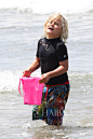 当地时间6月24日，祖玛·罗斯代尔 (Zuma Rossdale) 与爸爸妈妈在圣塔莫尼卡的海滩玩耍。
