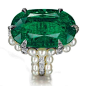 哥伦比亚绿翡翠
　　椭圆形的哥伦比亚绿翡翠，周围环绕的珍珠都让这枚戒指充满了迷人的色彩。最终成交价：$521,200 原预估价：$500,000-700,000。