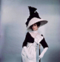 1964年赫本出演电影《窈窕淑女》时摄影师Cecil Beaton为她拍摄的定装照。