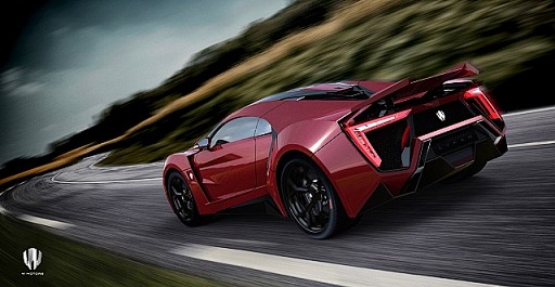 她来自中东，W Motors Lykan...