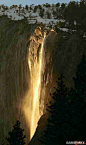Horsetail Falls in Yosemite（米国加州优胜美地）在这里，每年只有二月份的几天，当太阳光与瀑布达到一定的角度是就会出现这种奇观犹如瀑布着火一般！