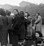 1948年，上海舞女游街。
         1947年9月，国民党中央政府颁布了“禁舞令”，理由是“整饬纪纲”，“戡乱建国”，杜绝所谓“妨碍节约，有伤风化”的奢糜、浪费行径。此法令迅速被执行，一时间全国营业性舞场先后停业。青岛除保留两家供盟军所用的舞场外，其余亦均停业。