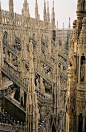 米兰大教堂（Churchof Duomo），意大利著名的天主教堂，又称“杜莫主教堂”，位于意大利米兰市，规模居世界第二。公元1386年开工建造，1500年完成拱顶，1774年中央塔上的镀金圣母玛丽亚雕像就位。1897年最后完工，历时五个世纪。不仅是米兰的象征，也是米兰的中心。拿破仑曾于1805年在米兰大教堂举行加冕仪式。