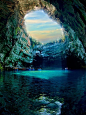 Melissani Cave, Kefalonia, Greece。希腊梅利萨尼洞，希腊语中的Melissani意为女神的洞穴，位于希腊凯法利尼亚岛东海岸，距离Sami镇约2公里处。被森林包围下的梅利萨尼洞在1951年首次被发现，并从1963年起开始开放。整个山洞长达100米，由两个遍布湖水的大洞和中间一个小岛组成，里边的洞穴拱顶上挂满了众多的钟乳石和石笋；而外面的大洞顶部则有一个椭圆形的大开口，当阳光照射下来时，光线会撞击在群青色的水面上，再变成蓝色的光芒反射到洞穴周边，所以参观洞穴的最佳时间是在一个阳