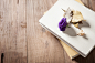 季节,秋天,概念,组物体,室内_gic10061028_autumn leaves and flower on a pile of books on wooden surface_创意图片_Getty Images China